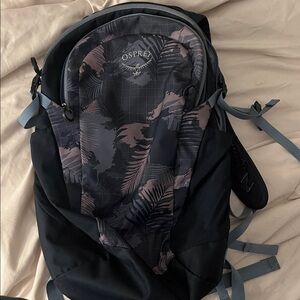OSPREY Daylite Backpack in Black and Gray